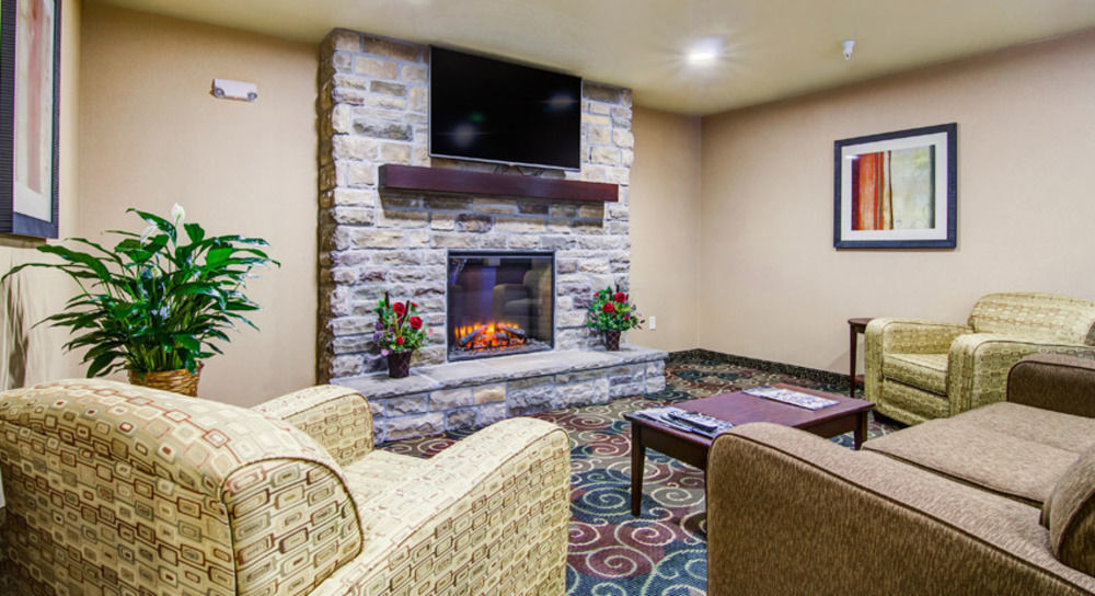 Castle Rock Inn & Suites - Quinter Exterior photo