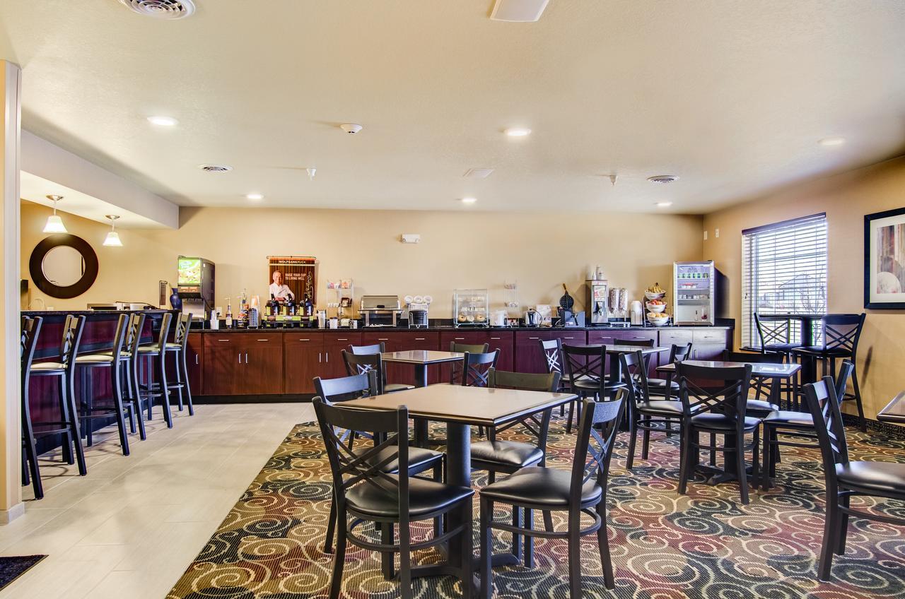 Castle Rock Inn & Suites - Quinter Exterior photo