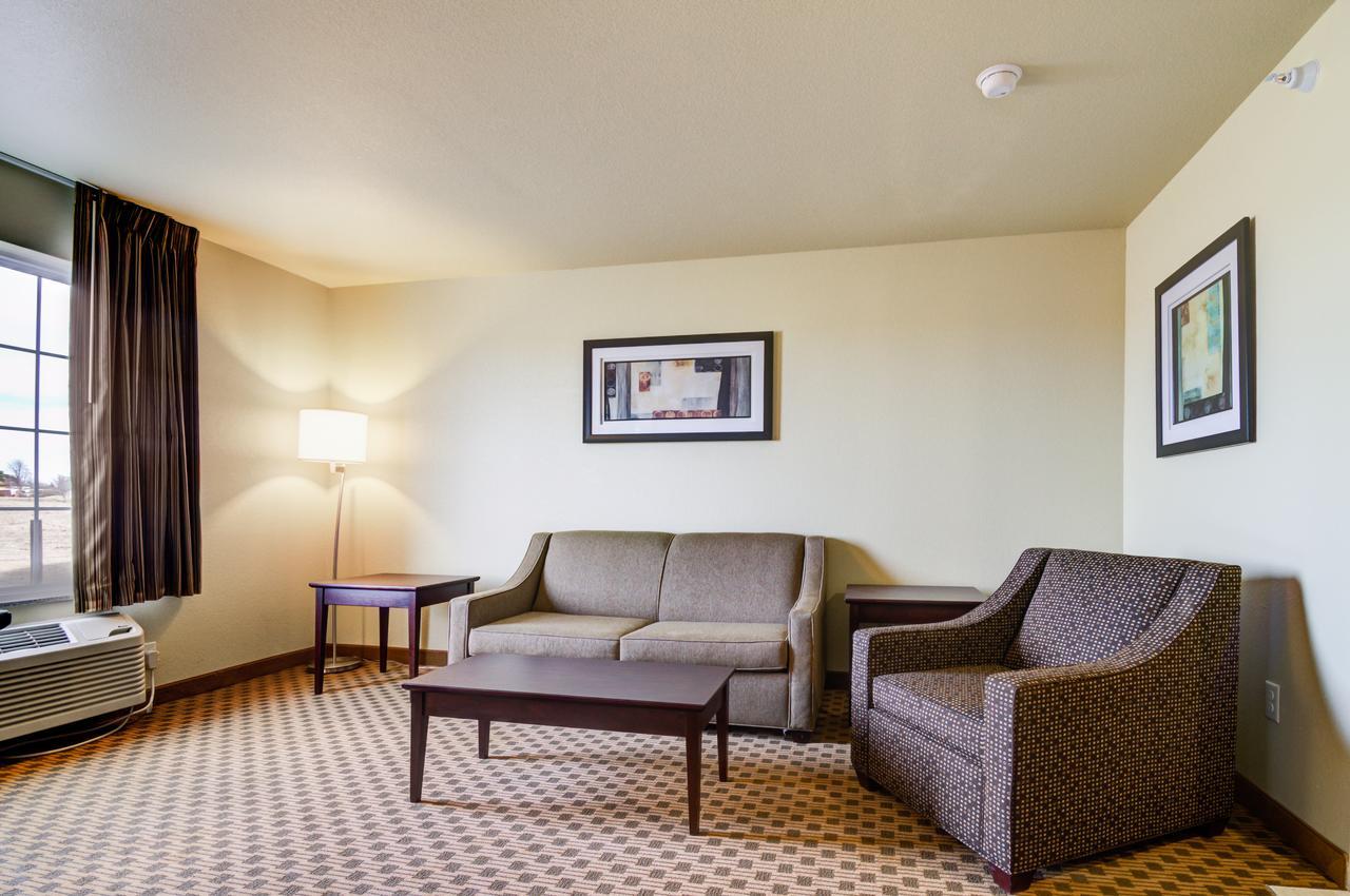 Castle Rock Inn & Suites - Quinter Exterior photo