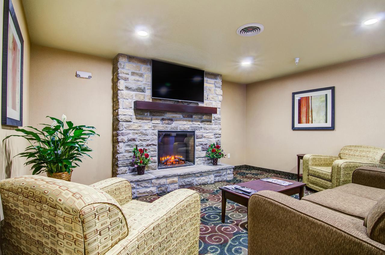 Castle Rock Inn & Suites - Quinter Exterior photo