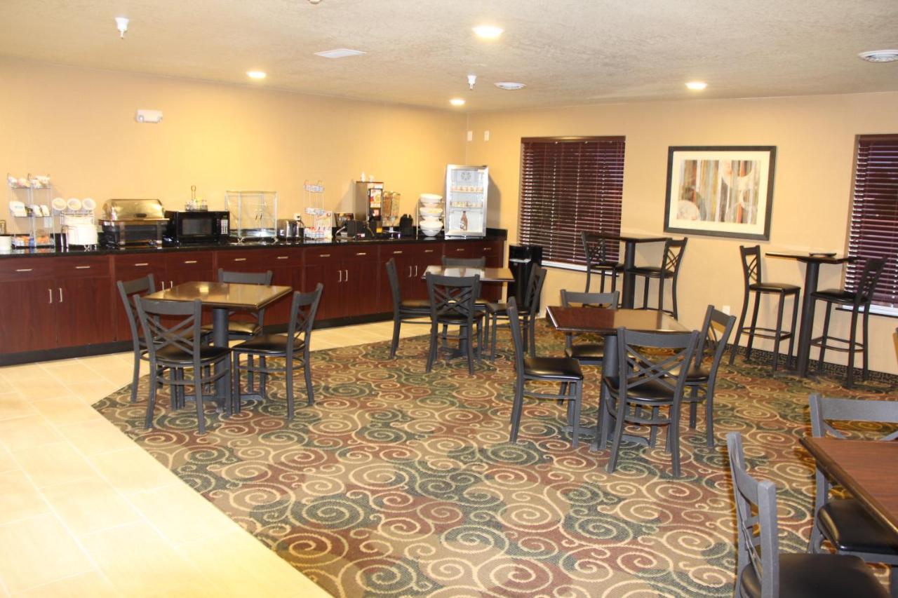 Castle Rock Inn & Suites - Quinter Exterior photo