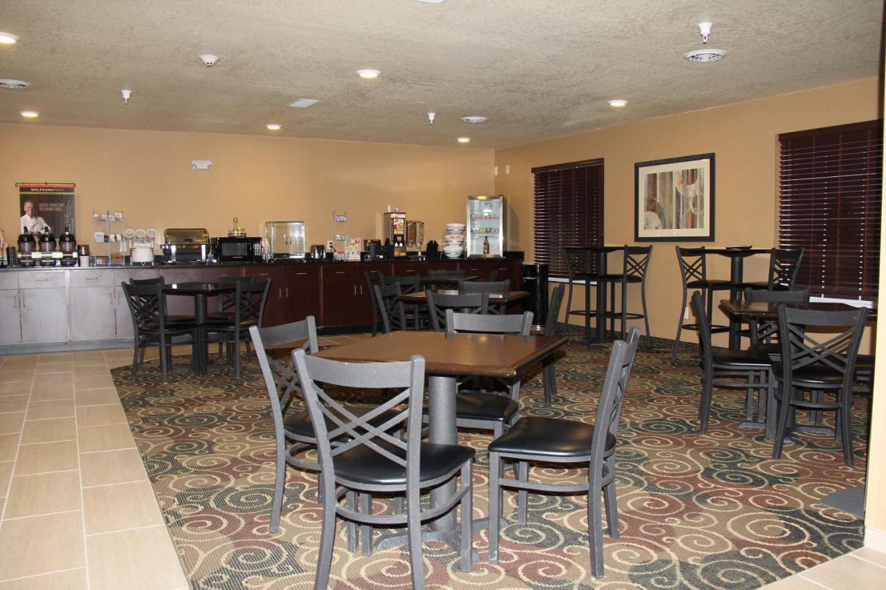 Castle Rock Inn & Suites - Quinter Exterior photo